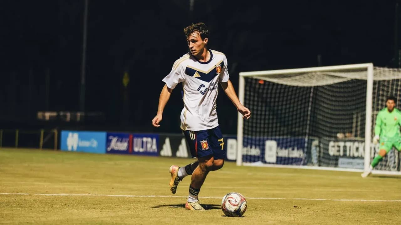 Jugador del Real Monarchs con balón en el campo