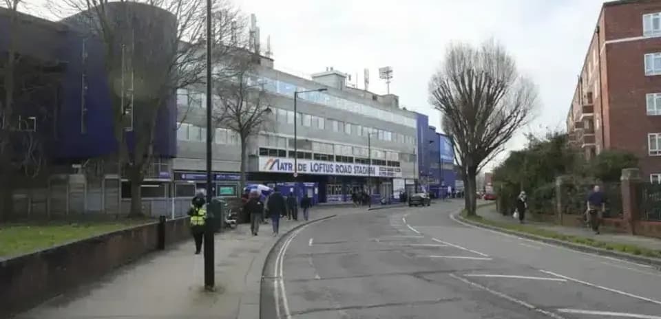 Fachada del estadio Loftus Road desde la calle