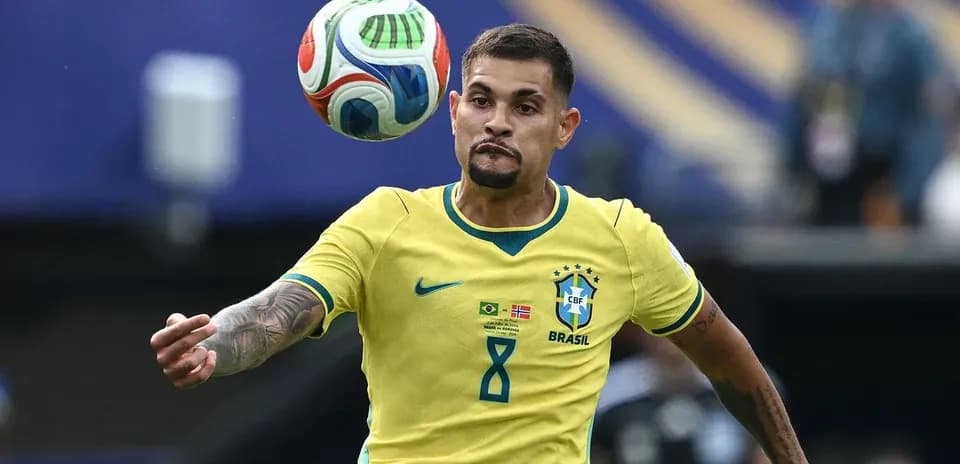 Jugador de Brasil controlando el balón durante el partido