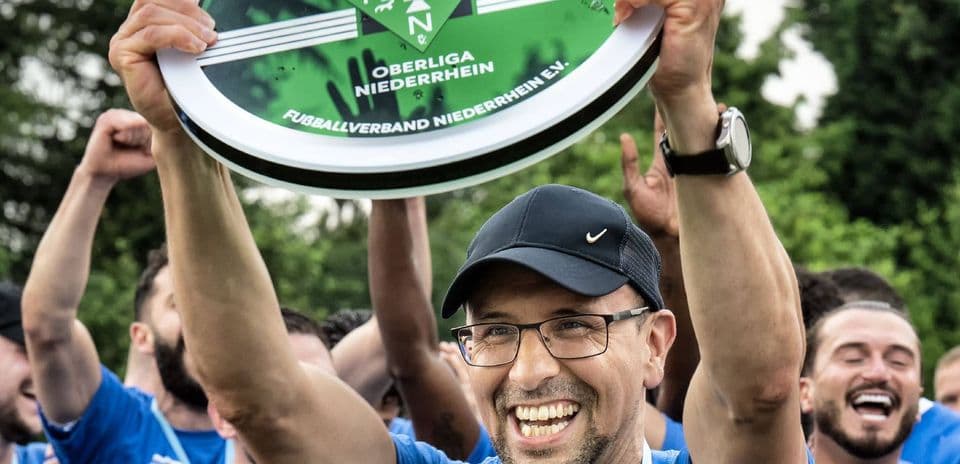 Celebración con trofeo de la Oberliga Niederrhein