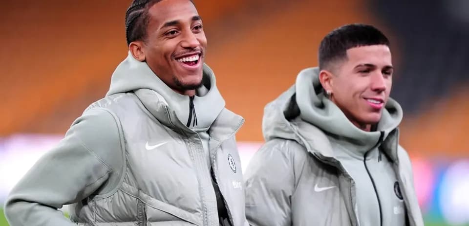 Dos jugadores sonriendo durante la sesión de calentamiento