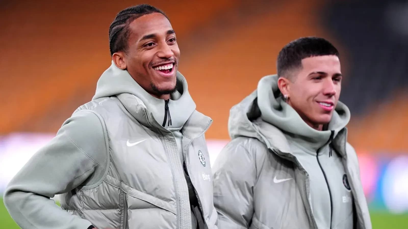 Dos jugadores sonriendo durante la sesión de calentamiento