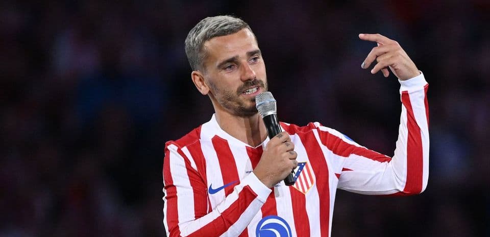 Jugador hablando con micrófono en evento de club