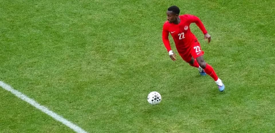 Jugador de Canadá corriendo con el balón