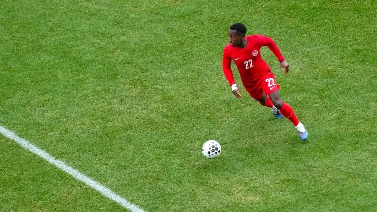 Jugador de Canadá corriendo con el balón