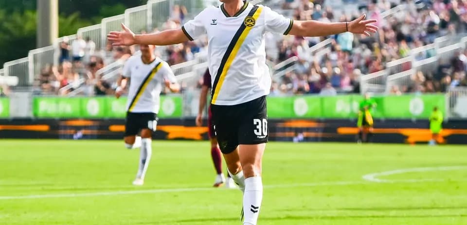 Jugador celebra un gol durante el partido