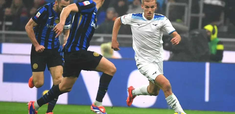 Jugador de Lazio corriendo con el balón