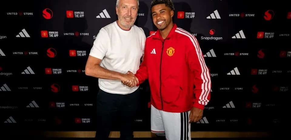 Jugador de Manchester United estrechando manos en evento
