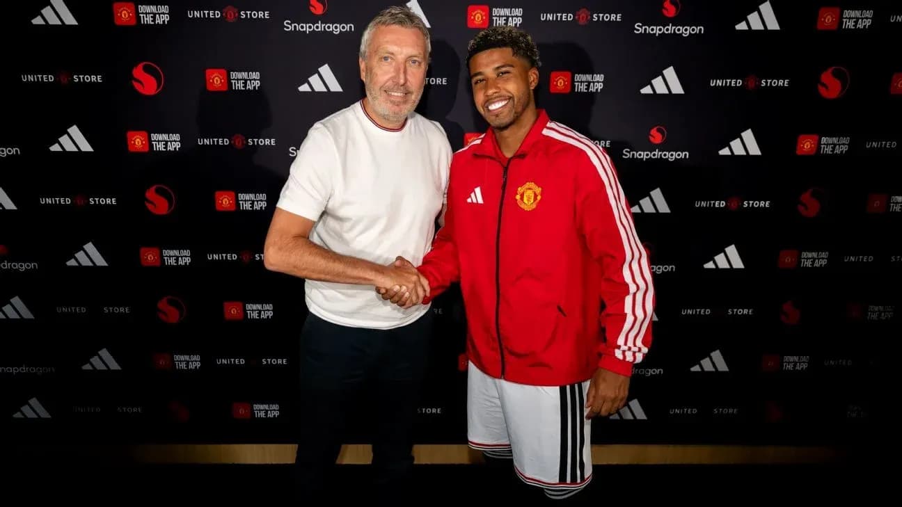 Jugador de Manchester United estrechando manos en evento