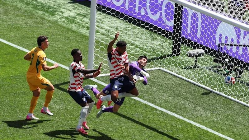 Jugadores luchando por el balón en la portería