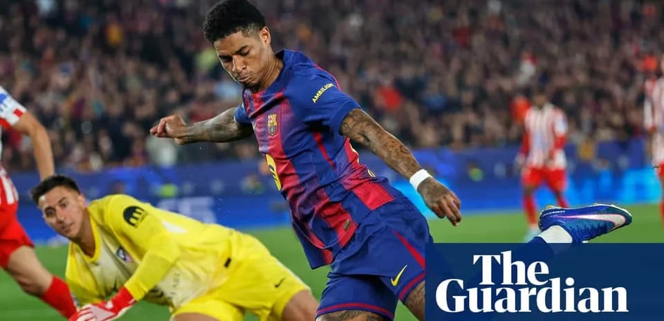 Jugador de Barcelona disparando a puerta contra el portero