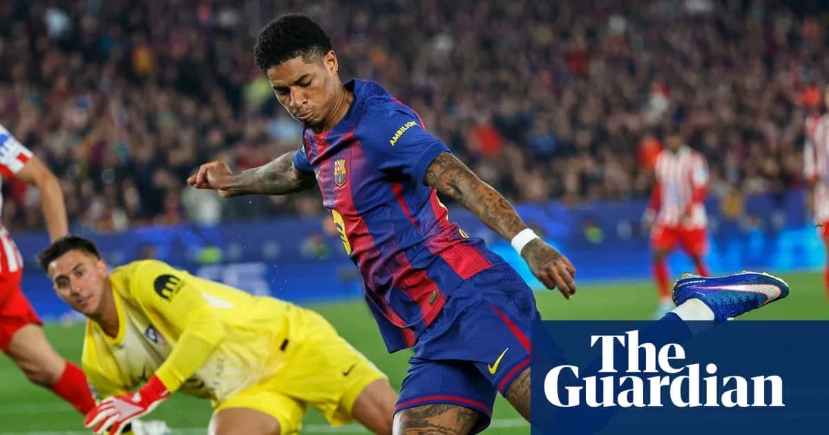 Jugador de Barcelona disparando a puerta contra el portero
