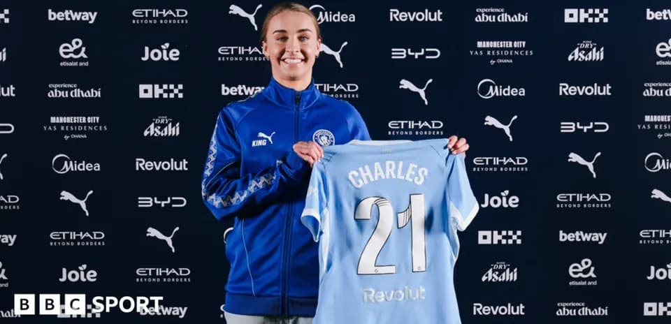 Jugadora mostrando camiseta de Manchester City en presentación