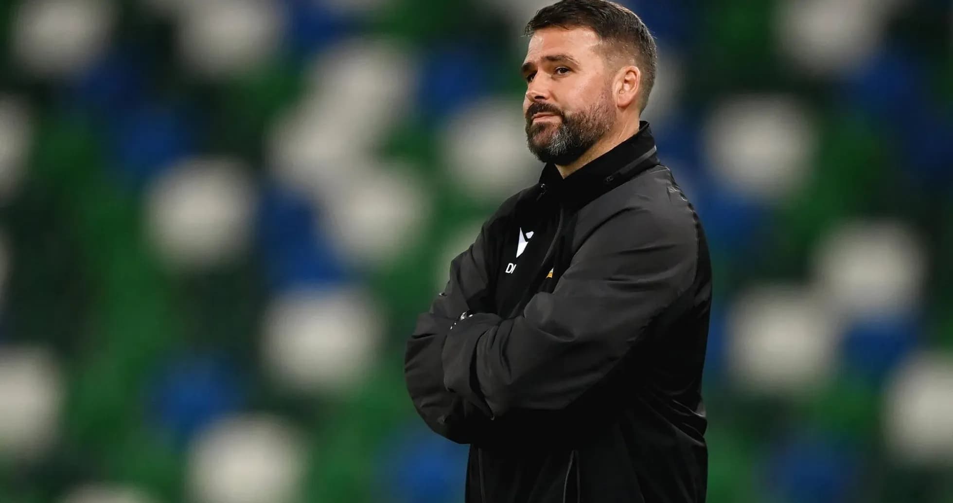Entrenador observando el partido desde la línea lateral
