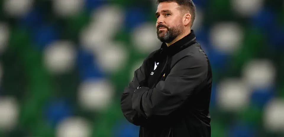 Entrenador observando el partido desde la línea lateral