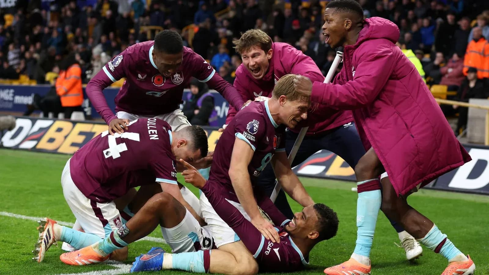 Jugadores de Burnley celebrando un gol