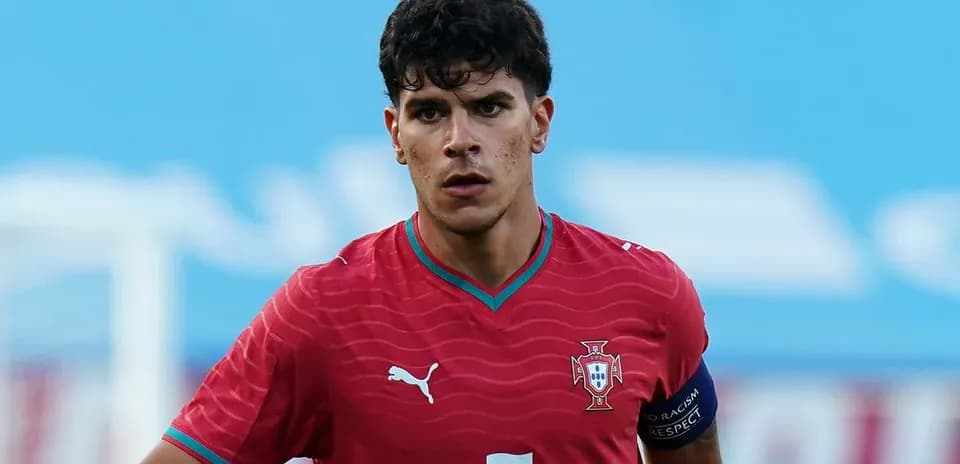 Jugador de Portugal en camiseta roja durante el partido