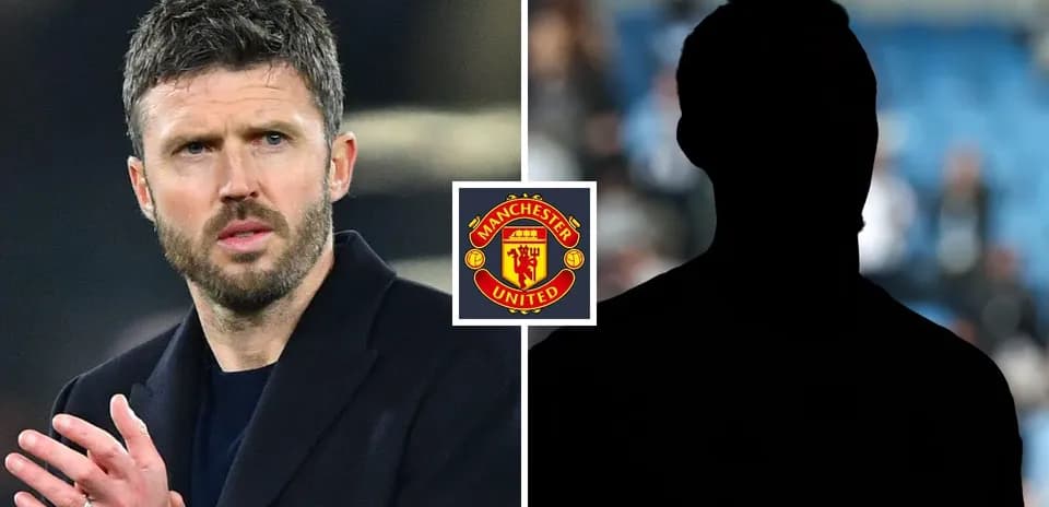 Entrenador aplaudiendo con logo de Manchester United