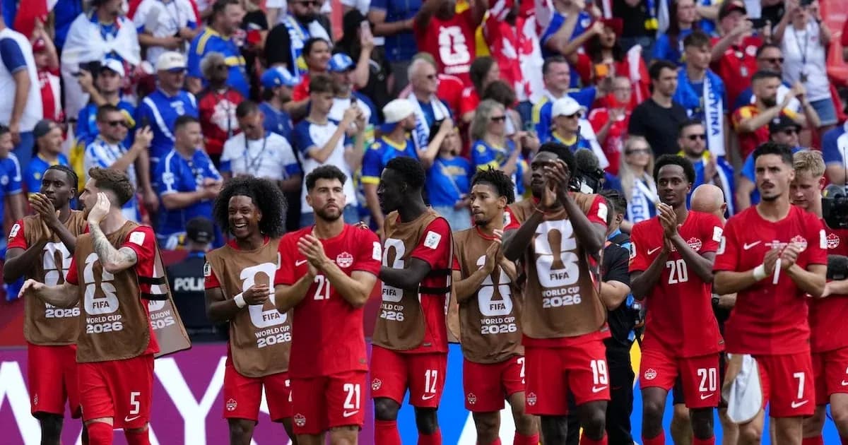 Jugadores de Canadá aplaudiendo en el estadio