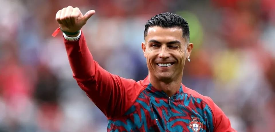 Jugador saludando durante calentamiento previo al partido