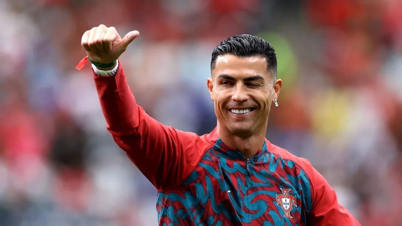 Jugador saludando durante calentamiento previo al partido