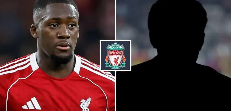 Jugador de Liverpool en camiseta roja con logo del club