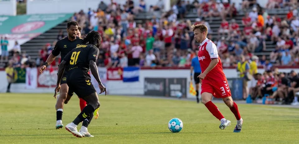 Jugadores de Charleston Battery en acción