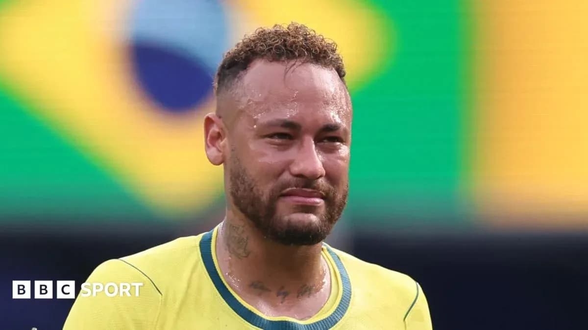 Jugador brasileño con camiseta amarilla en el campo