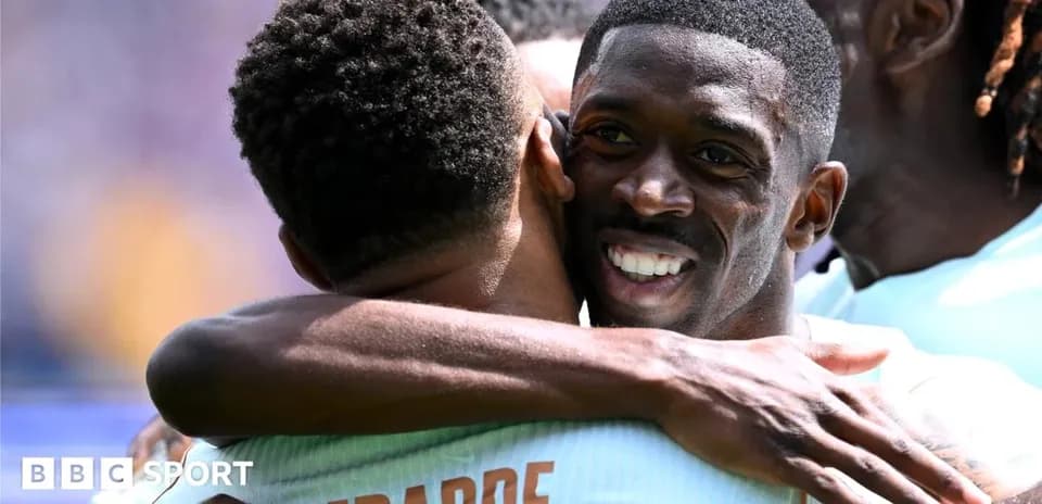 Jugadores abrazándose durante celebración de gol