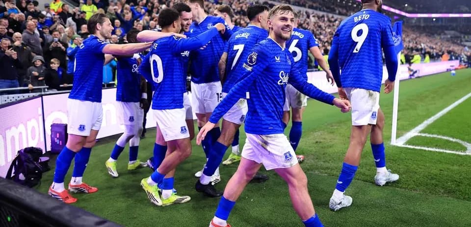 Jugadores de Everton celebrando un gol en el estadio