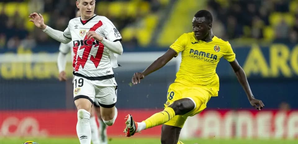 Jugador de Villarreal driblando a defensa de Rayo Vallecano