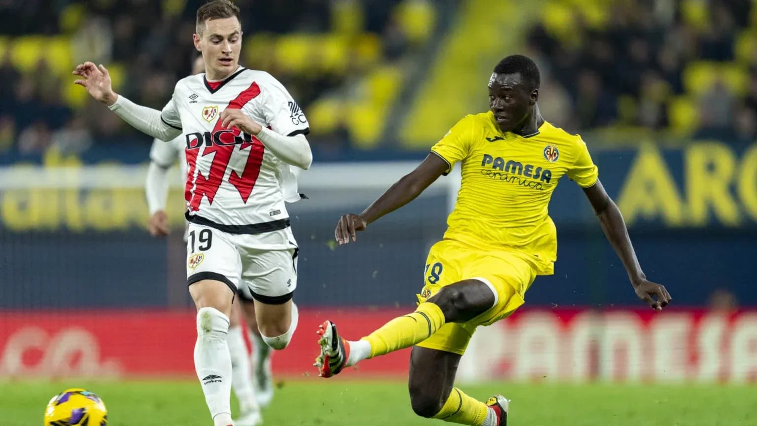 Jugador de Villarreal driblando a defensa de Rayo Vallecano