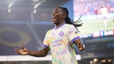 Jugador celebrando en el campo durante un partido