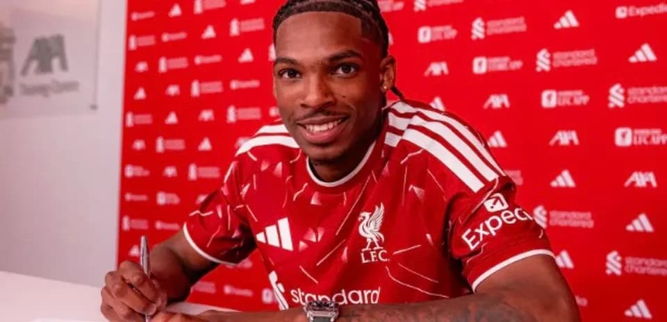 Jugador de Liverpool firmando contrato en presentación