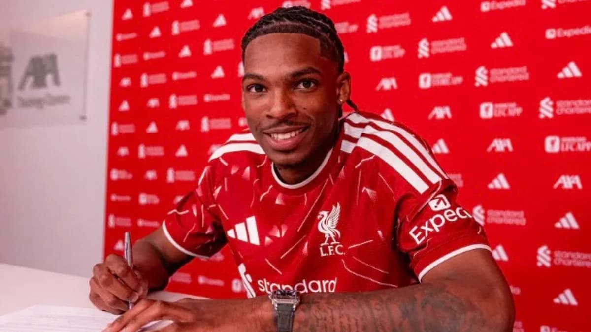 Jugador de Liverpool firmando contrato en presentación