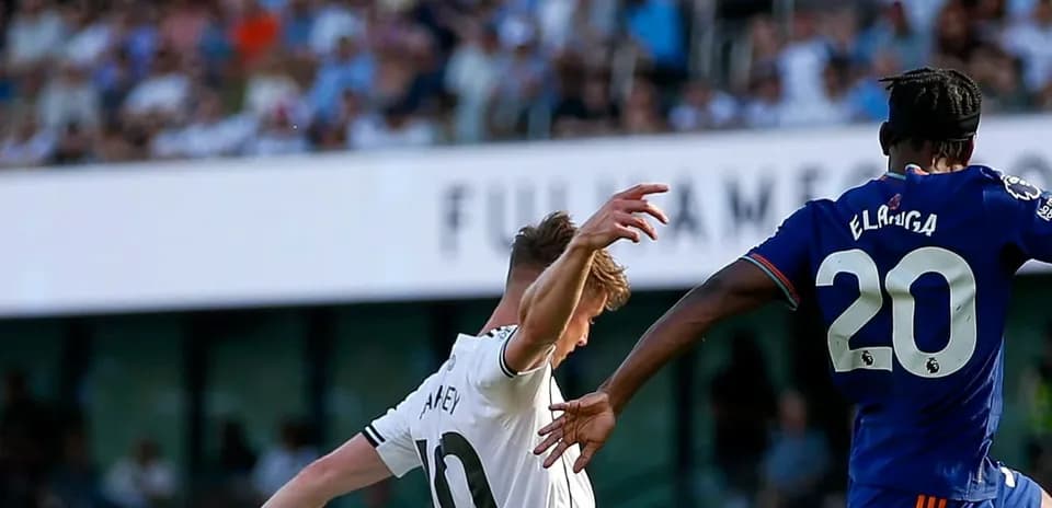 Jugadores de Fulham y Newcastle en acción
