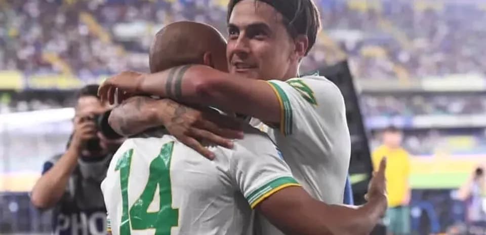 Jugadores abrazándose en el estadio después del partido