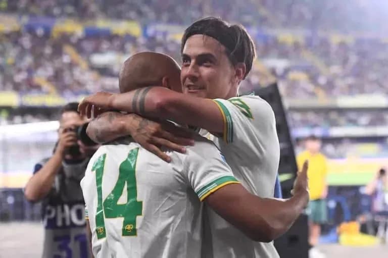 Jugadores abrazándose en el estadio después del partido