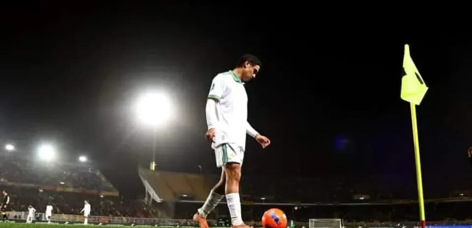 Jugador en la esquina preparando un tiro de esquina