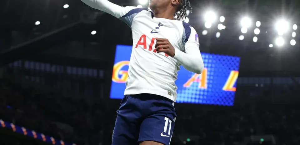 Jugador celebrando un gol en el estadio