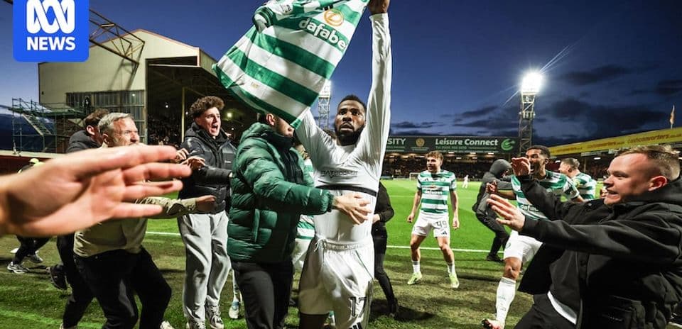 Jugador celebrando con aficionados tras el partido