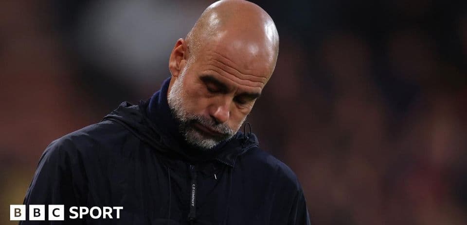Entrenador con la cabeza agachada en el banquillo