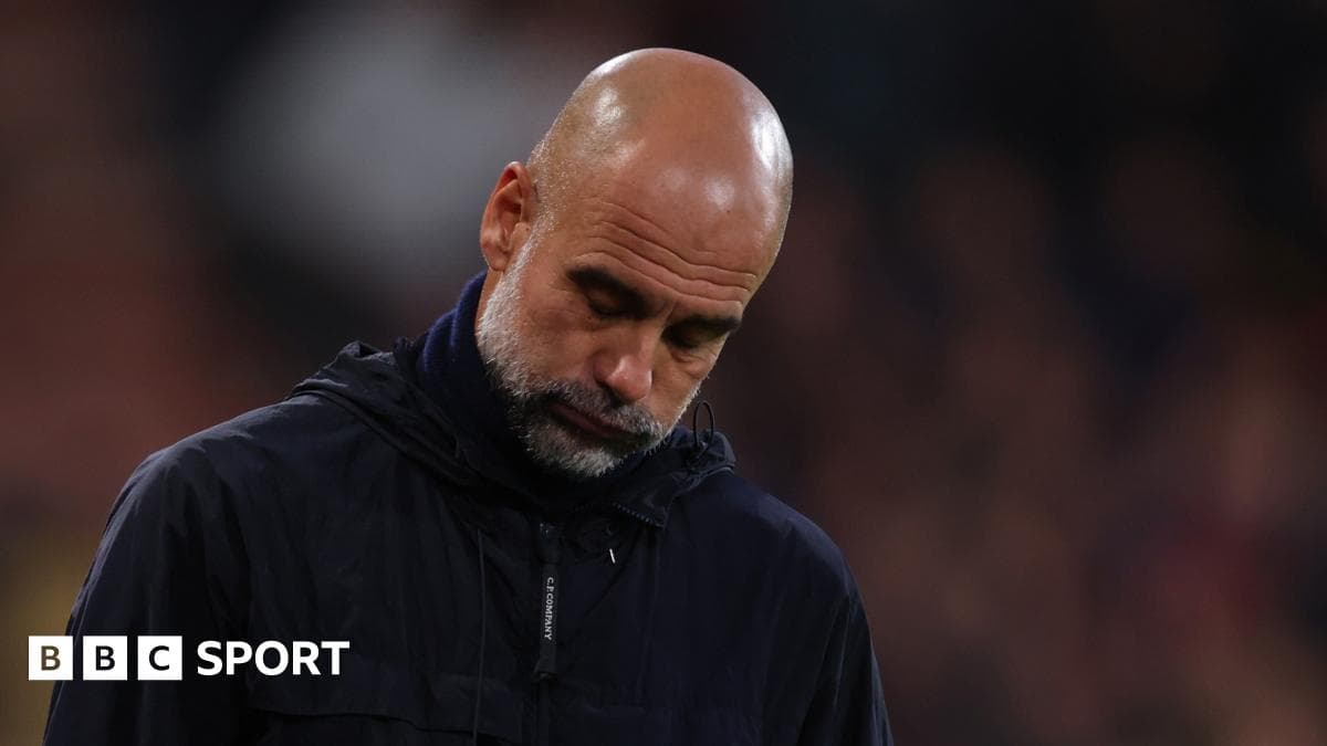 Entrenador con la cabeza agachada en el banquillo