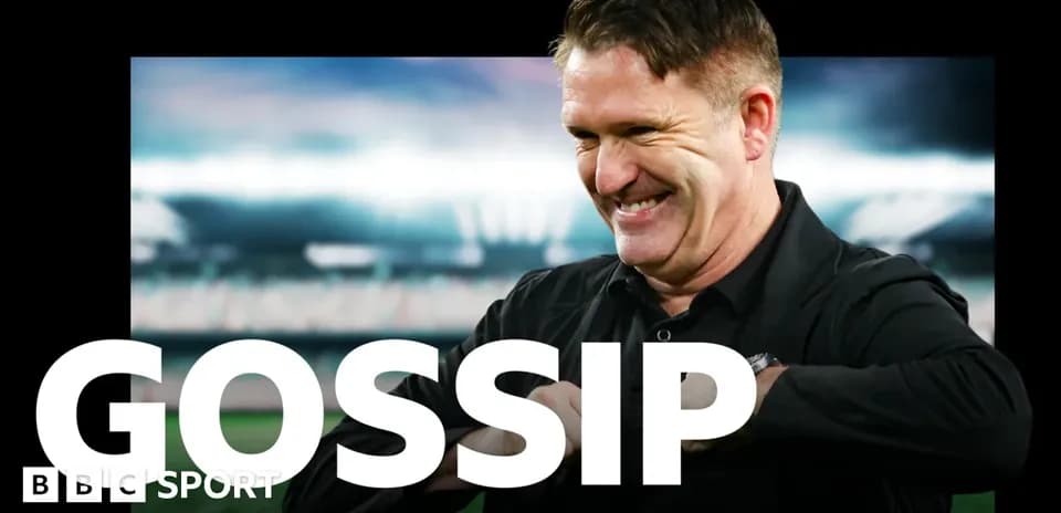 Entrenador sonriente en un estadio durante evento