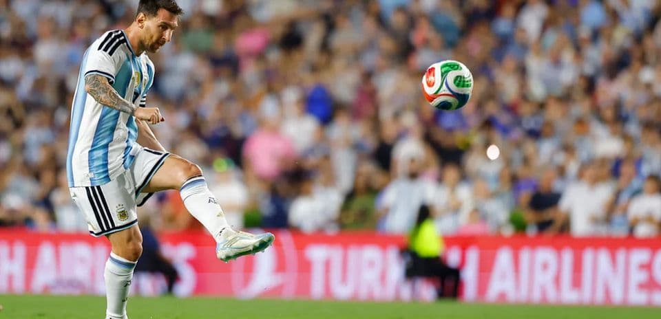 Lionel Messi controlando el balón en un partido