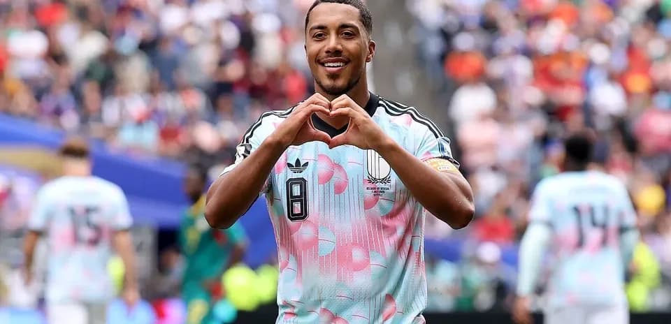 Jugador mostrando corazón después de anotar gol