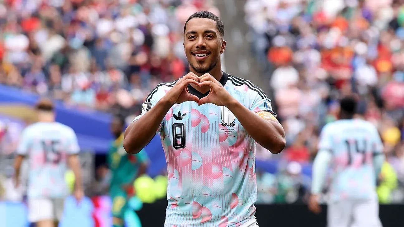 Jugador mostrando corazón después de anotar gol