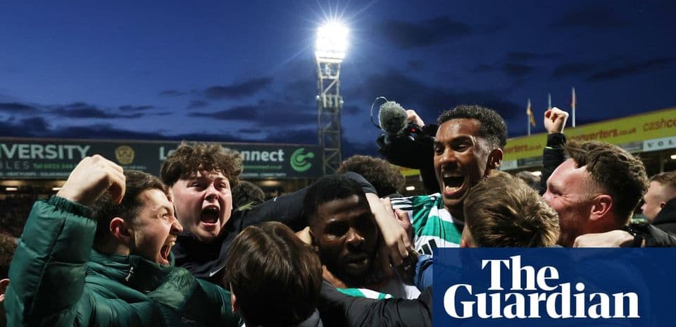 Jugadores celebrando en el estadio después del partido