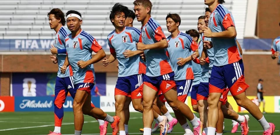 Jugadores de Japón corriendo durante sesión de entrenamiento