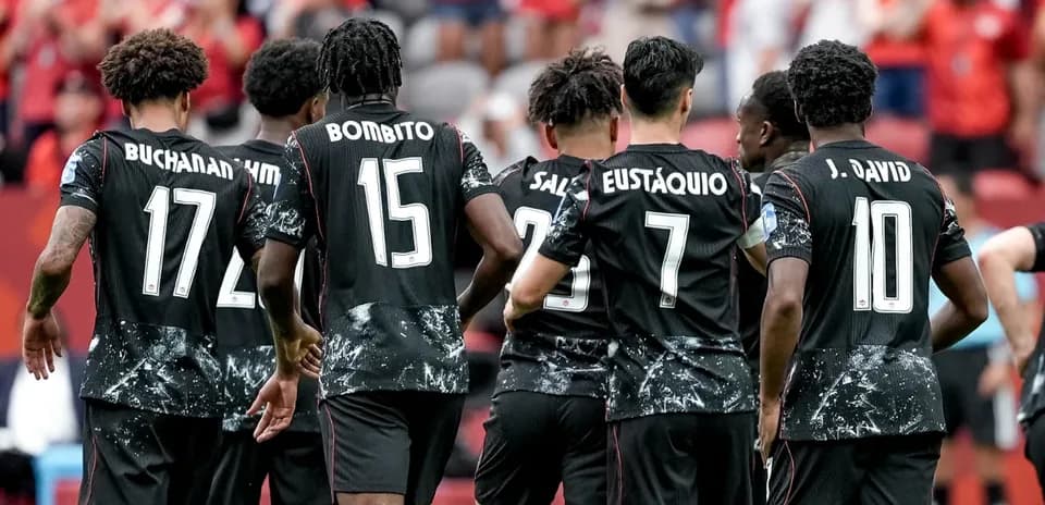Jugadores de Supra du Quebec en el campo